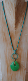 Lange ketting met ornament en suede koord