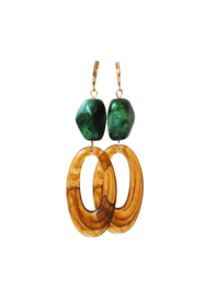 Oorbellen met tussenstuk resin groen en hanger resin cognac