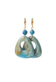 Oorbellen met blauwe chalcedoon en resin hanger