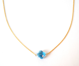 Ketting kort, dun, stainless steel goldplated met klavertje 4 in verschillende kleuren