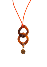Lange ketting met schakels bruin, muntje en suede koord oranje