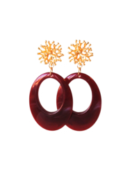 Oorbellen met oorsteker 24K goldplated en hanger resin bordeauxrood