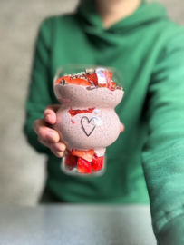 Overnight oats met rode bietenpoeder & aardbeien