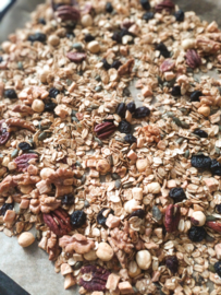 Herfstgranola met appeltjes & gevulde appel