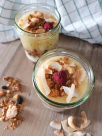 Kiwi-gember smoothie met kokosyoghurt en granola