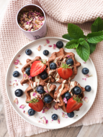 Fruitige wafeltjes met rode bieten poeder