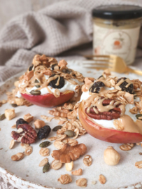 Herfstgranola met appeltjes & gevulde appel