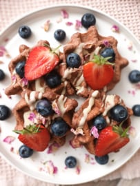 Fruitige wafeltjes met rode bieten poeder