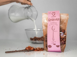 Granola aardbei & framboos met witte vegan chocolade 300g