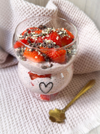 Overnight oats met rode bietenpoeder & aardbeien