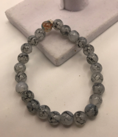 grijs met  zwarte glaskralen armband
