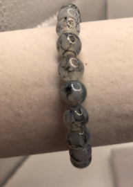 grijs met  zwarte glaskralen armband