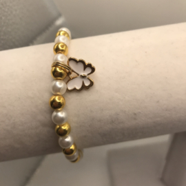parel en gouden armband met vlinder