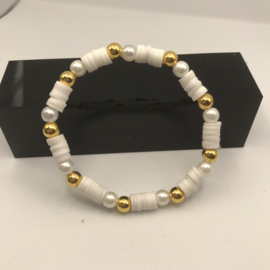 witte heishi armband met goud en parel
