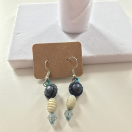 blauw met witte kraal oorbellen