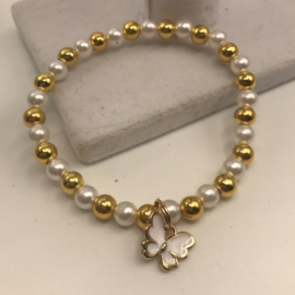 parel en gouden armband met vlinder