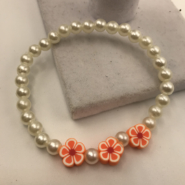 vrolijke parels met bloemen armband
