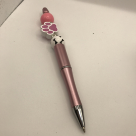 roze pen met pootafdruk