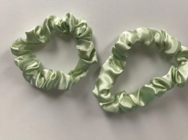groene satijnen scrunchie
