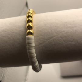 witte heishi armband met goude ballen