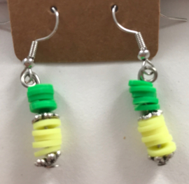 groene en gele heishi oorbellen