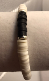 zwart en witte heishi armband