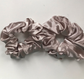 bruin sijden scrunchie