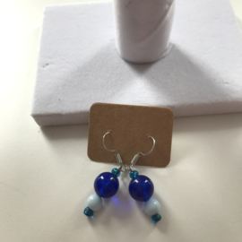 blauw met witte kraal