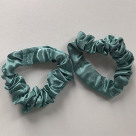 donkergroene scrunchie