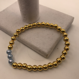 goudkleurige armband met acryl parels
