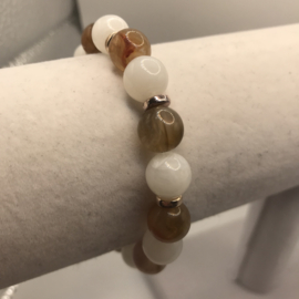 lichtbruine en witte armband