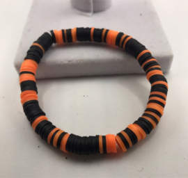 oranje met zwarte heishi armband 17 cm