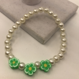 vrolijke parels met bloemen armband