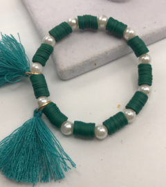 groene heishi armband met kwastjes