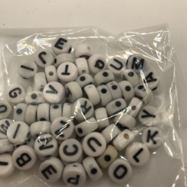 wit met zwarte letters
