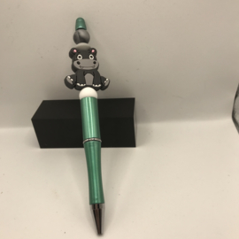 groene pen met koe