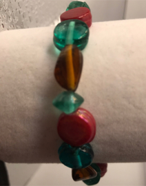 rood, bruin en groene glaskralen