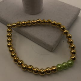 goudkleurige armband met acryl parels