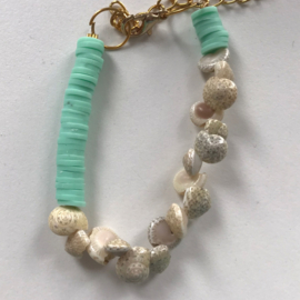 groene heishi armband met schelp kralen 17 cm