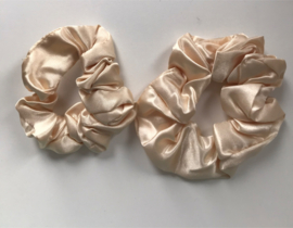 creme kleurige scrunchie