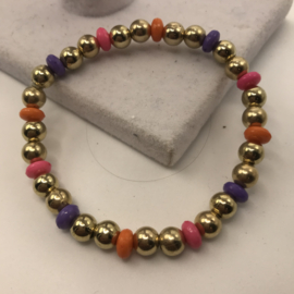 goudkleurige armband met vrolijke tussenkralen