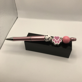 roze pen met pootafdruk