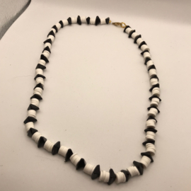 witte met zwarte ketting