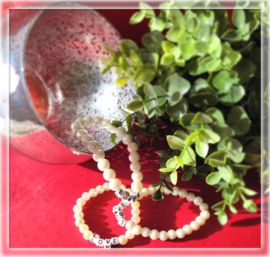off witte acryl parel armband