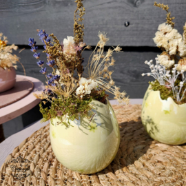 Groen voorjaars ei met droogbloemen