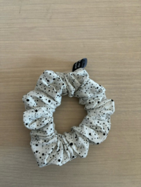 Scrunchie wit met zwarte spetters