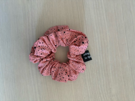 Scrunchie roze met zwarte spetters