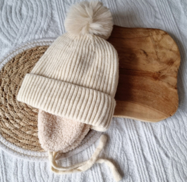 Kinder wintermuts met oorwarmers en pompom- beige