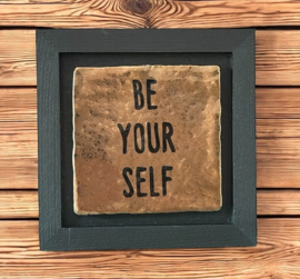 Tegel in zwarte lijst Be your self
