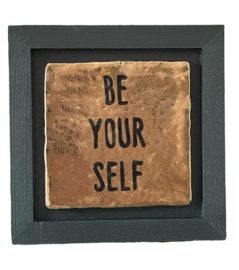 Tegel in zwarte lijst Be your self